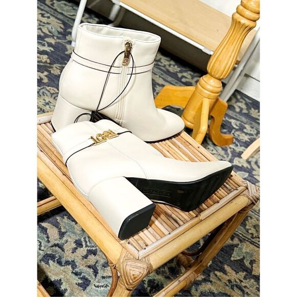 Liz Claiborne NWT Ivory LC Mesa Gold Chain Booties - Picture 5 of 5